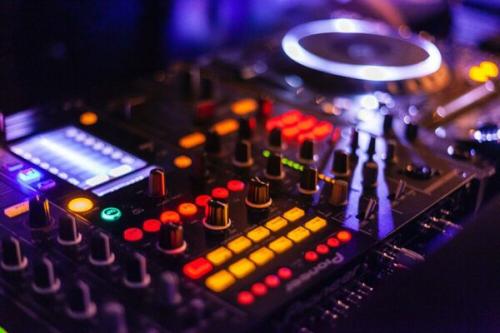 audio-audio-mixer-close-up-2111015.jpg-min-600x400